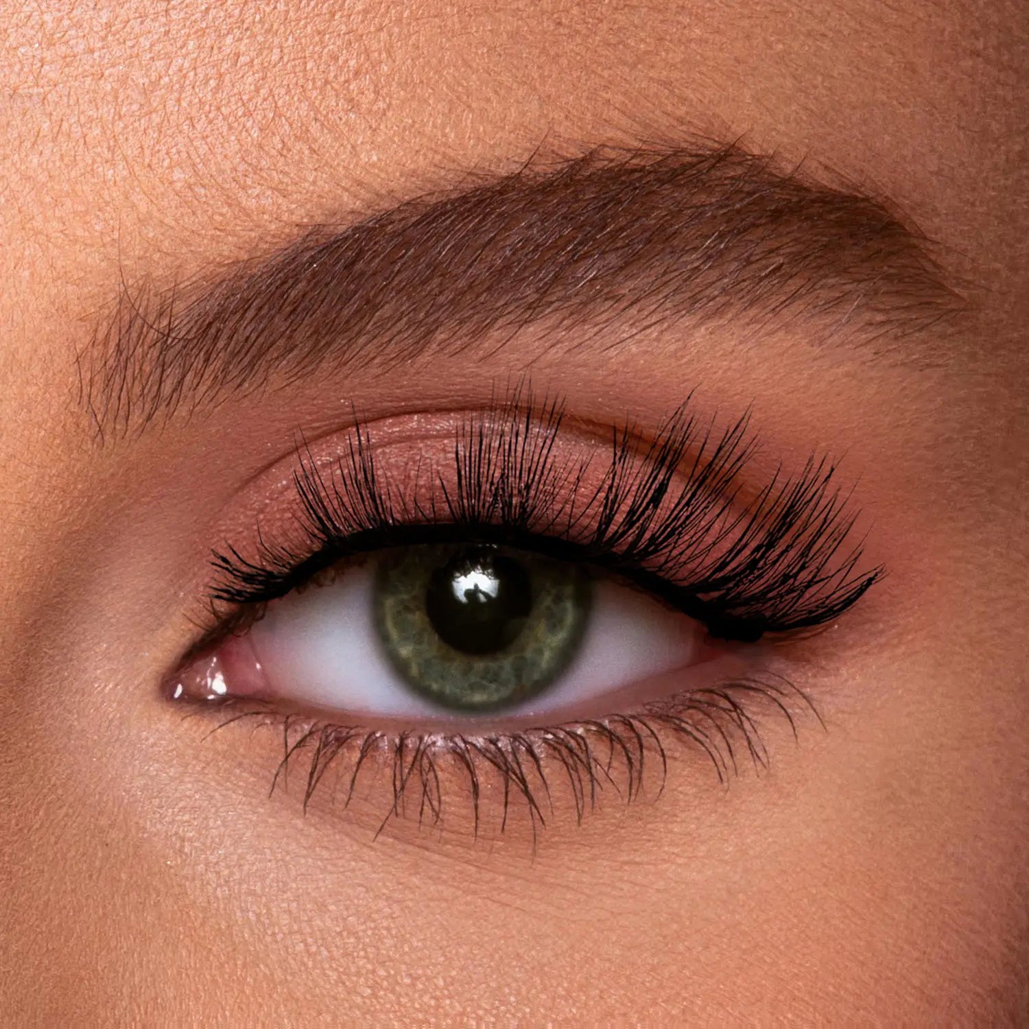 Eye Close-up of an Eyecha Press on vegan lashes named Autumn - for lengthening curl