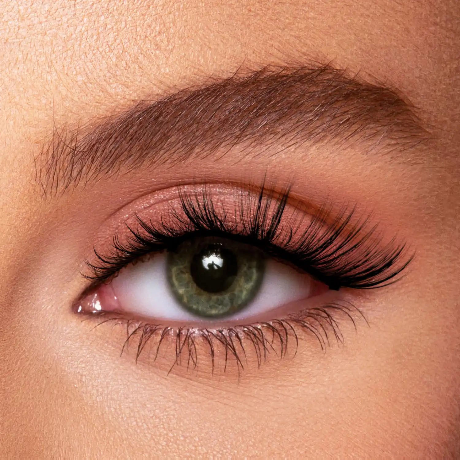 Vitamin B3 lash band eye, fluttery chic, effortless lift available in Dubai. 